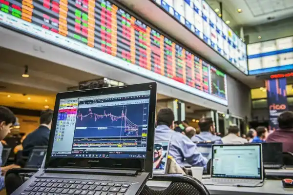 Ibovespa fecha em alta impulsionado por bancos e Vale apesar da pressão da Petrobras