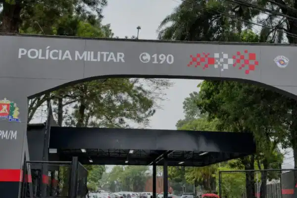 Casal baleado foge de criminosos e busca socorro em base da PM