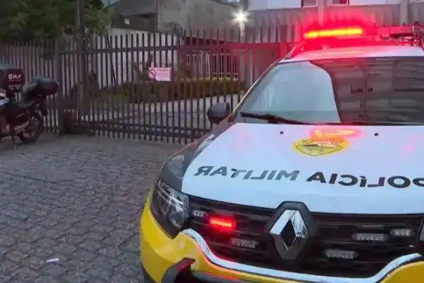 Cachorro late sem parar e leva vizinhos a descobrirem tragédia em apartamento