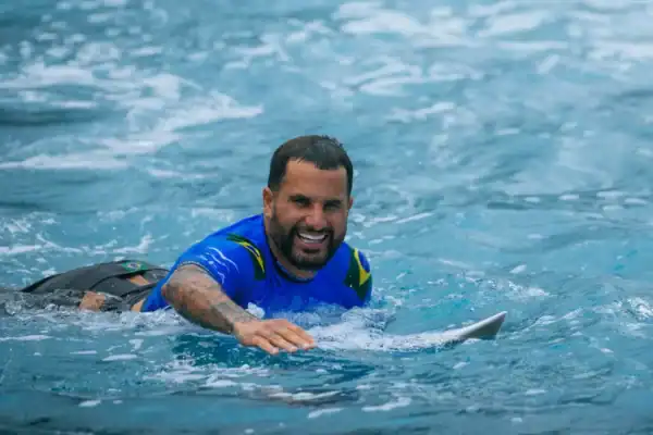 Italo Ferreira sofre acidente e recebe cinco pontos no nariz antes da Etapa de Fiji da WSL