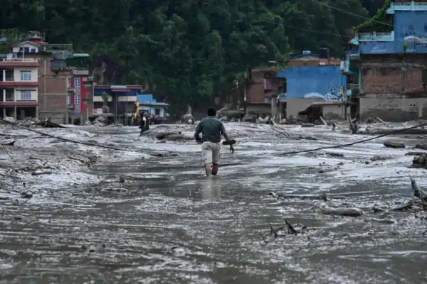 ‘Minha casa desabou e minha irmã está desaparecida’: relato de sobreviventes da enxurrada no Nepal
