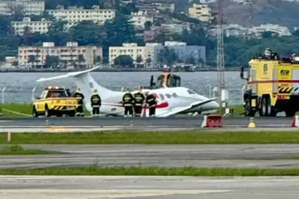 Avião sai da pista no Santos Dumont e gera cancelamentos e desvios de voos