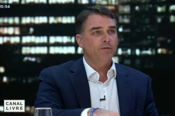 Flávio Bolsonaro se recusa a admitir crença no aquecimento global