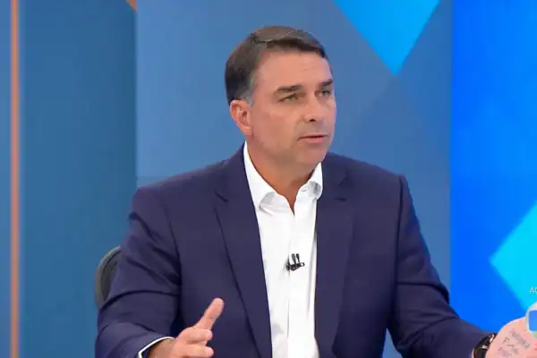 Flávio Bolsonaro aponta erro de Eduardo ao agradecer tarifas e descarta negociar Pix com os EUA