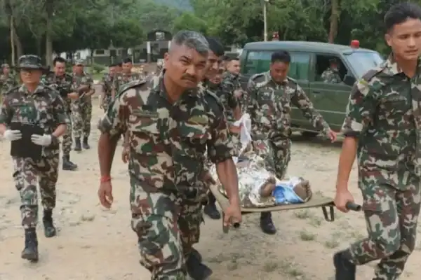 Corpos de vítimas das enchentes no Nepal são levados e encontrados na Índia