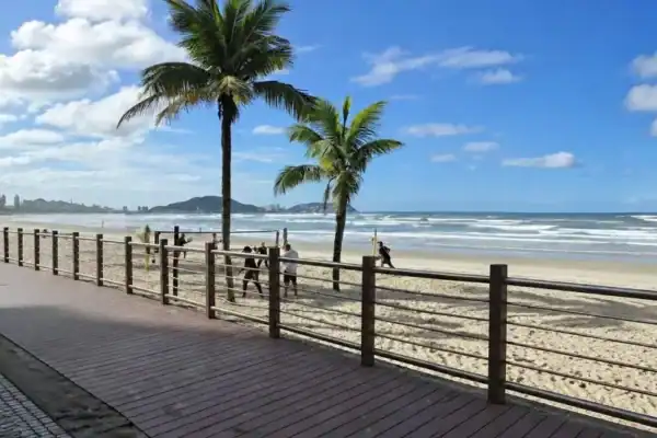 Cena perturbadora em praia leva à prisão de homem por tentativa de crime contra criança