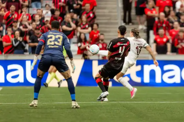 Athletico-PR e Fluminense empatam em 3 a 3 na Arena da Baixada com seis gols