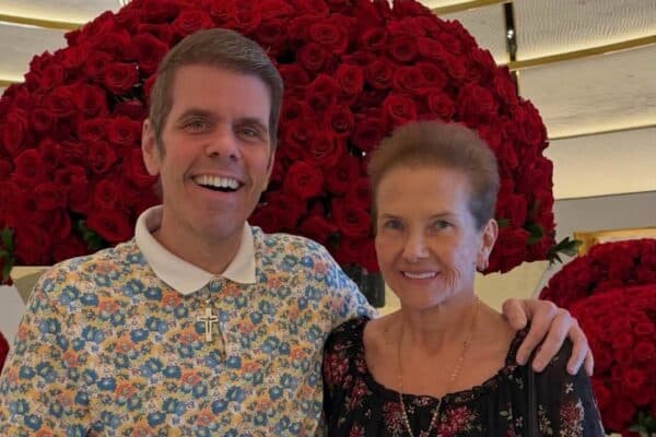 Mãe de Perez Hilton toma decisão sobre guarda dos três filhos do influenciador após internação