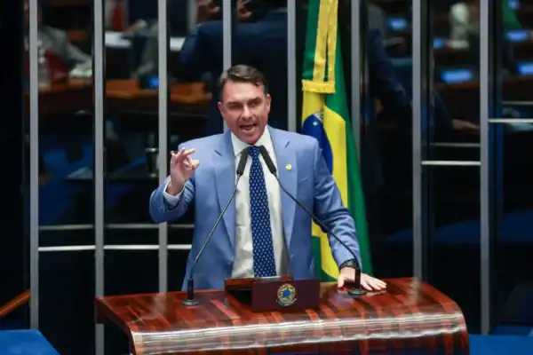 Flávio Bolsonaro pede impeachment imediato de Moraes e critica ‘anestesia’ do Senado