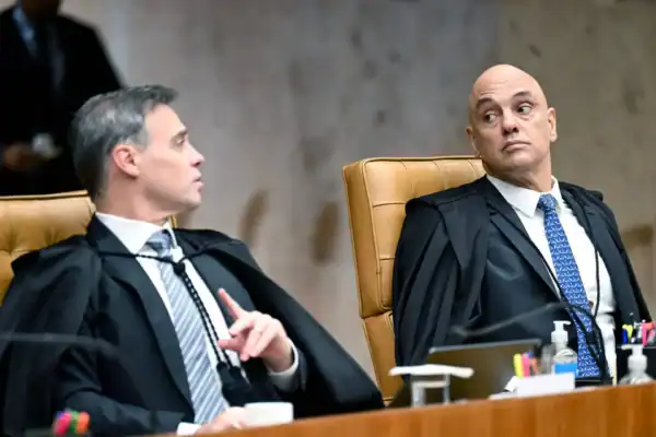 Alexandre de Moraes encaminha a Fachin indícios de improbidade e abuso de autoridade de André Mendonça