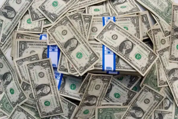 Dólar recua com alta do petróleo, Treasuries em baixa e com foco eleitoral