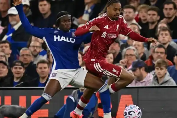 Isak faz dois gols em quatro minutos, Liverpool supera o Ipswich e desencanta na Premier League