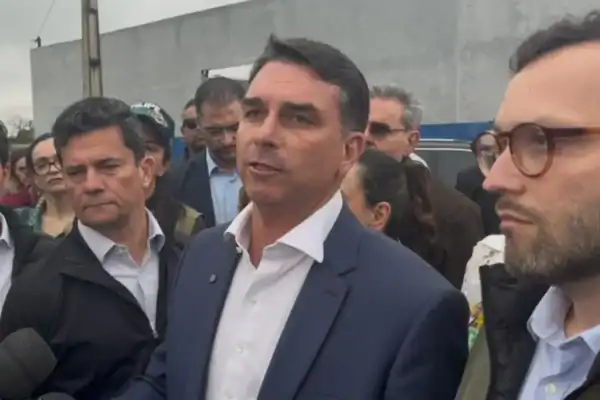 Flávio Bolsonaro chama Alexandre de Moraes de ‘laranja podre’ no STF