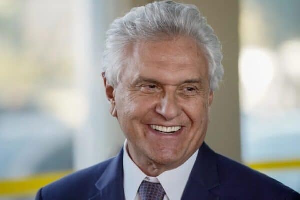 Caiado aposta no desgaste de Lula e Flávio para avançar ao segundo turno