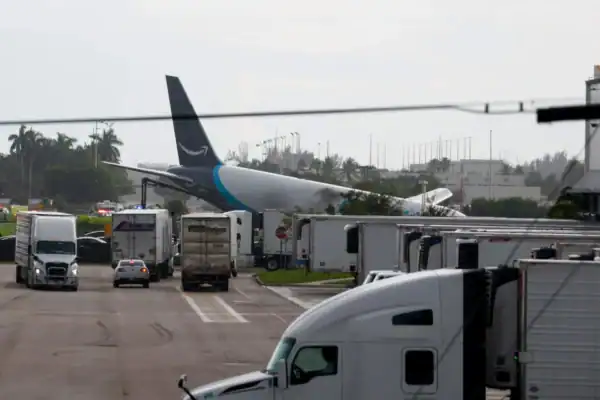 Avião de carga da Amazon sai da pista no Aeroporto de Miami, colide com veículos e pega fogo