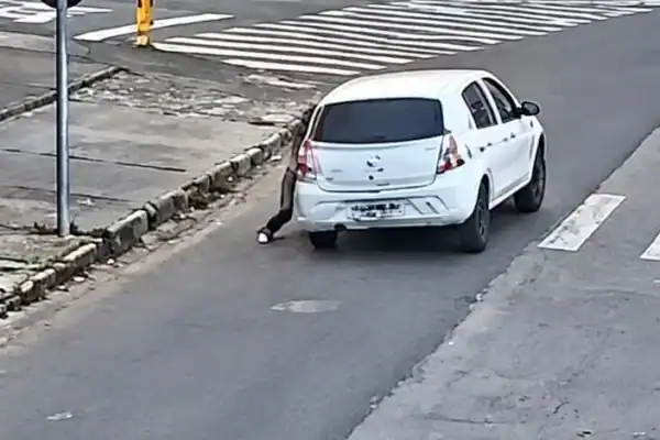 Vídeo assustador flagra adolescente pendurada em carro enquanto motorista faz zigue-zague