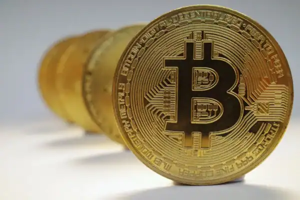Bitcoin opera quase estável sem novos catalisadores no mercado