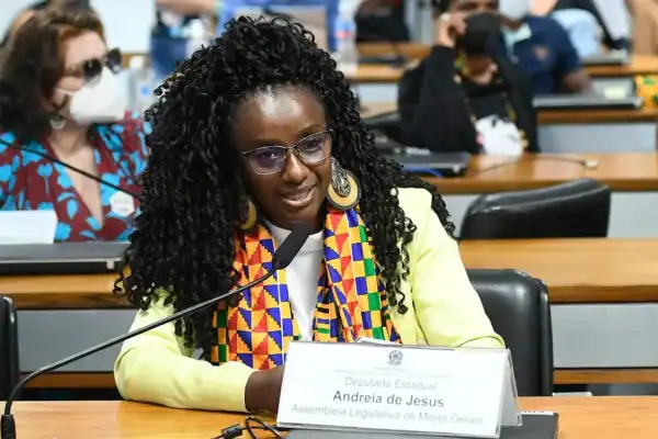 Deputada estadual Andréia de Jesus sofre ataques racistas e ameaças de morte de homem que se declara neonazista