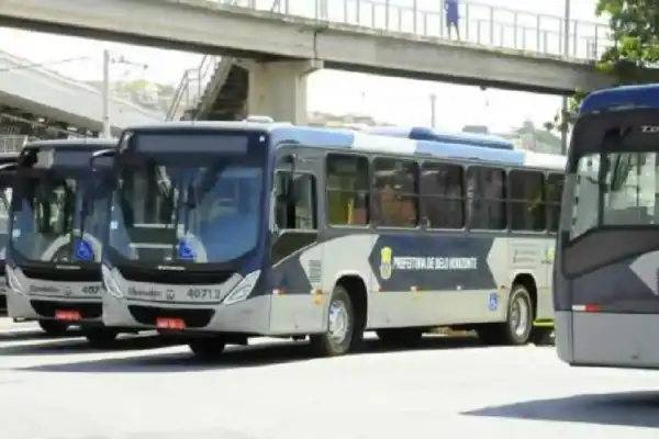 Homem é assassinado dentro de ônibus por dois suspeitos em motocicleta