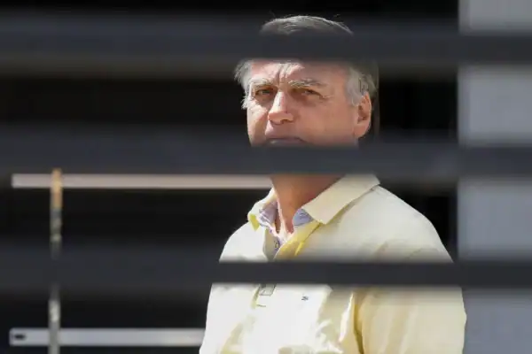 TSE proíbe uso de santinhos de Lucas Bove com imagem de Jair Bolsonaro