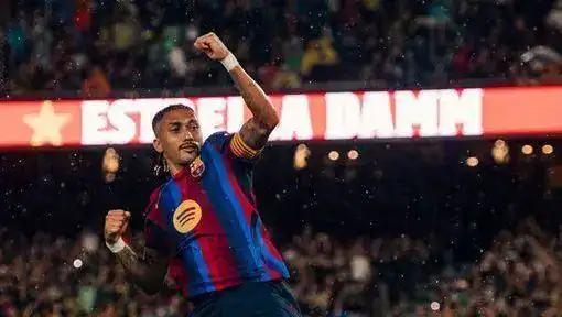 Barcelona atropela o Racing com hat-trick de Raphinha e segue líder isolado