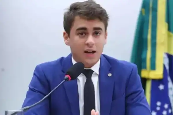 Nikolas Ferreira veste camiseta contra Moraes após controvérsia do jatinho