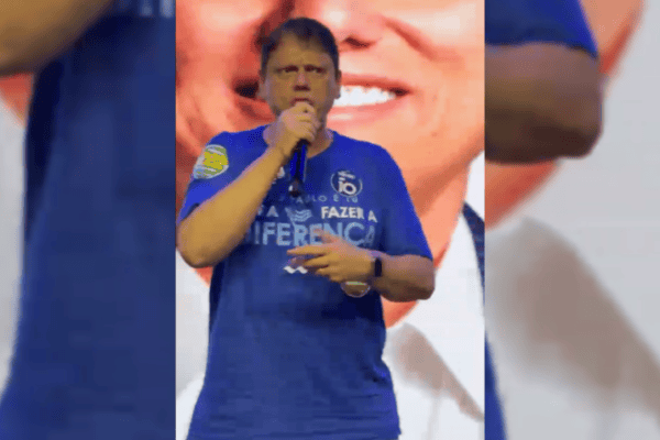 Católico, Tarcísio entoa coro de música gospel em evento