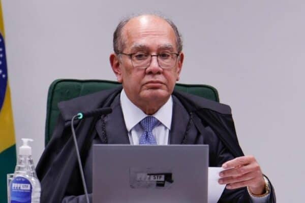 Gilmar sugere afastamento de integrantes do TSE por politização