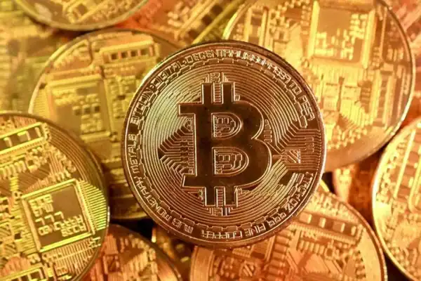 Criptomoedas: bitcoin registra forte alta e supera US$ 86 mil, maior valor em 7 meses