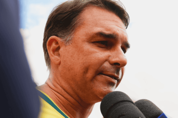 Flávio Bolsonaro afirma que pai levou água ao Nordeste, mas obra começou com Lula