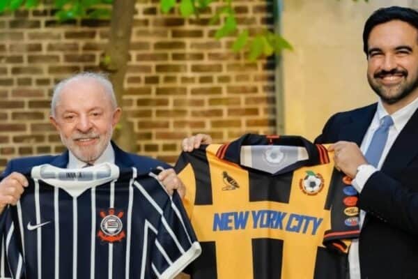 Lula presenteia Zohran Mamdani com camisa do Corinthians em Nova York
