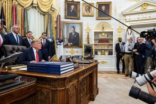 Redes de TV dos EUA boicotam cobertura de Trump na Casa Branca