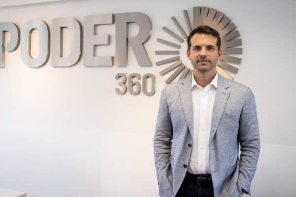 Lucas Pittioni visita sede de jornal digital e aborda desafios do setor de delivery