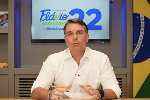 Assessora de Flávio Bolsonaro negociou emenda com miliciano do caso Marielle