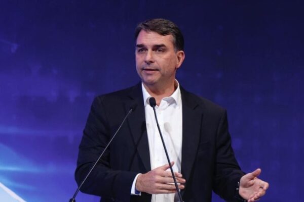 TSE investiga rede de perfis no Instagram suspeita de impulsionar Flávio Bolsonaro