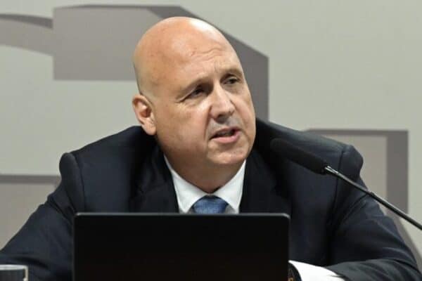 Mensagens indicam que Vorcaro apoiou manutenção de Otto Lobo na presidência da CVM