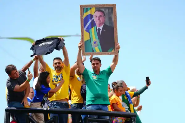 Flávio exibe retrato de Bolsonaro e reitera, sem provas, que STF busca interferir na eleição