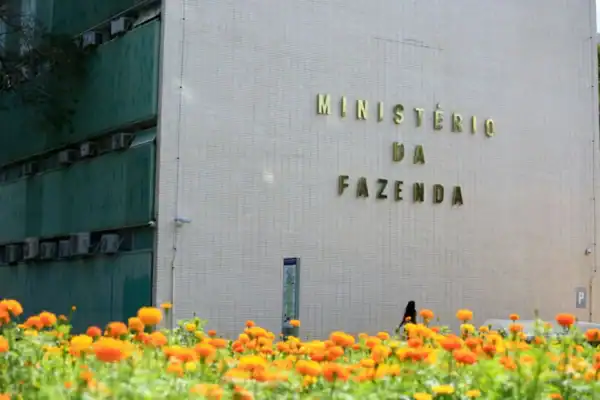 Fazenda reduz projeção de alta do PIB para 2026 de 2,3% para 2,0%