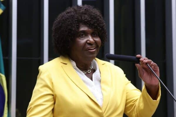 Benedita da Silva lidera corrida ao Senado no Rio, aponta levantamento