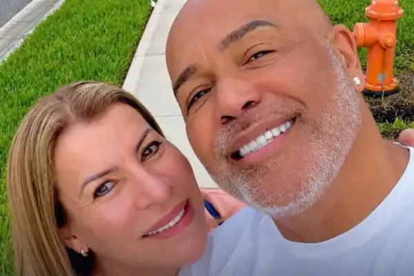 Esposa de Rick viaja ao Brasil sem saber da morte do cantor