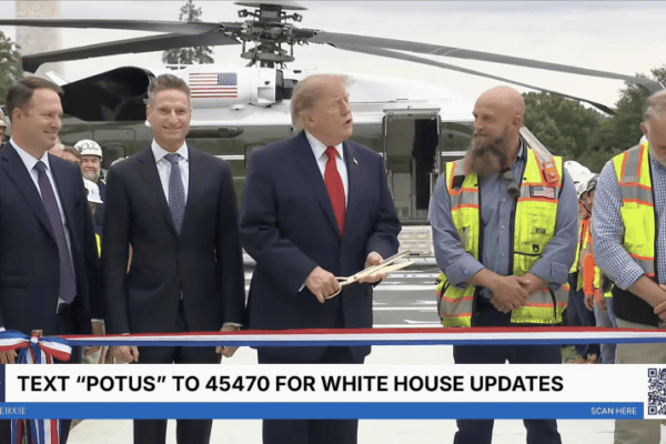 Após retaliação da imprensa, Trump realiza discurso inaudível na Casa Branca