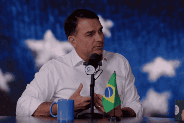 Flávio Bolsonaro critica Lula e afirma que não promete picanha ou caneta