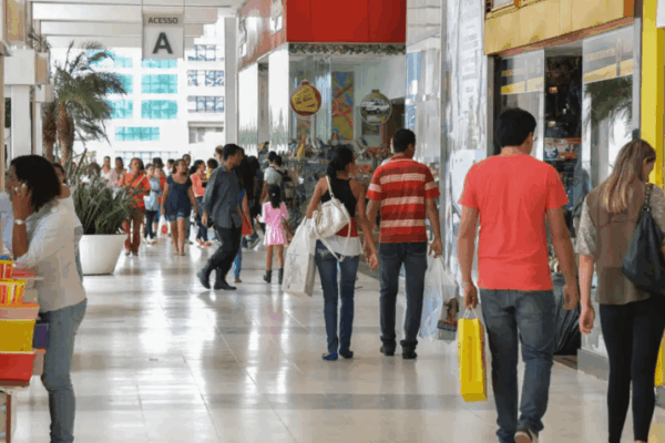Intenção de consumo das famílias tem queda de 0,3% em setembro, revela CNC