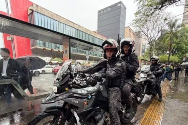 PM de SP forma batalhão de motos com duplas armadas com fuzis
