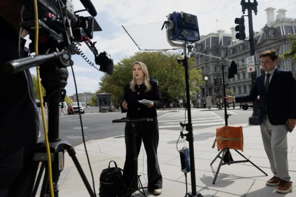 Juiz federal suspende banimento de CNN, MS NOW e Politico da Casa Branca por Donald Trump