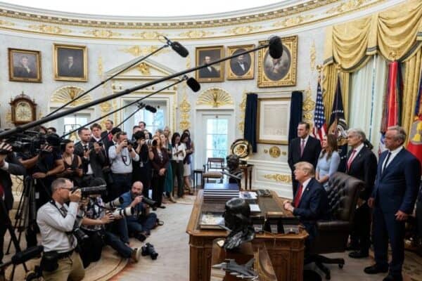 Juiz determina que Trump restabeleça acesso à Casa Branca para jornalistas vetados