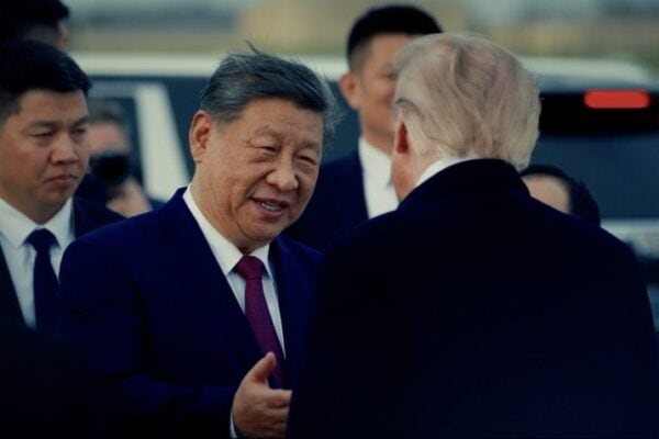 Trump dá boas-vindas a Xi no aeroporto para reunião bilateral em Washington