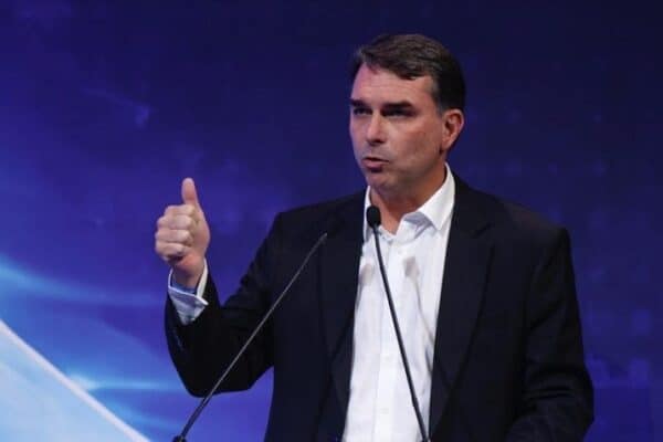 Flávio Bolsonaro retornou dos EUA a Brasília em jato vinculado a Vorcaro