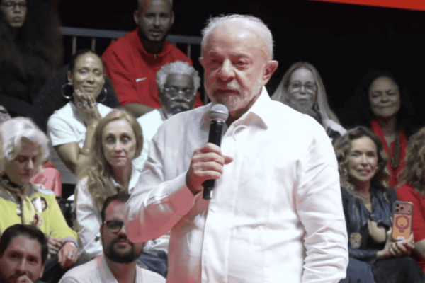 Lula diz que Flávio Bolsonaro “não sabe o que é o cheiro do trabalho”