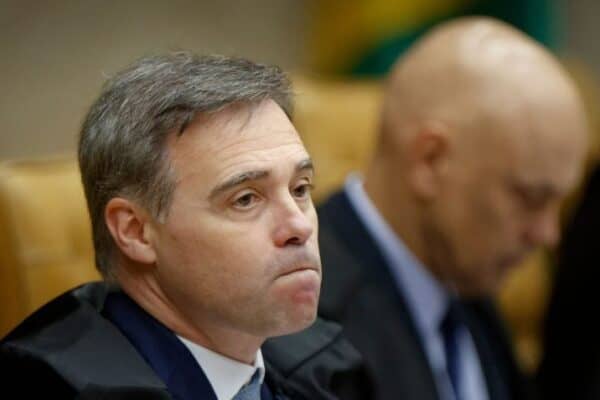 Em crise no STF, Mendonça vota com Moraes pela equiparação das licenças-maternidade